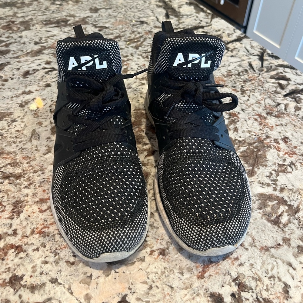 APL Women’s Ascend Black / White